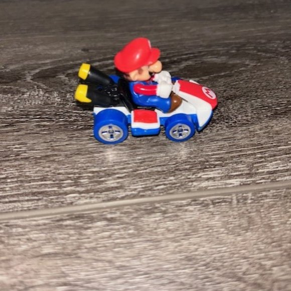 Hot Wheels GBG26 Mario Kart DieCast Mario Standard Kart Vehicle for Rainbow Road - Picture 1 of 3